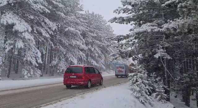 Dëbora i kalon 40 cm trashësi, si paraqitet situata në Dibër, disa rrugë të bllokuara