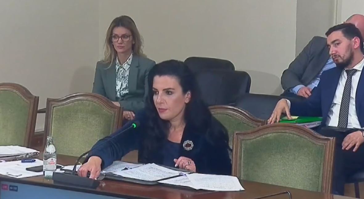 Balluku: Vjedhja e 430 milionë eurove, si historia e 2 mijë karrigeve. Tabaku: Me 7X7=42 shkoi një ministër në burg