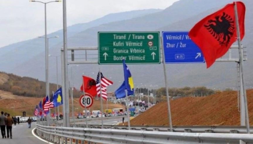 Mediat greke: Shqipëria dhe Kosova “shkrijnë” kufijtë, Serbia acarohet