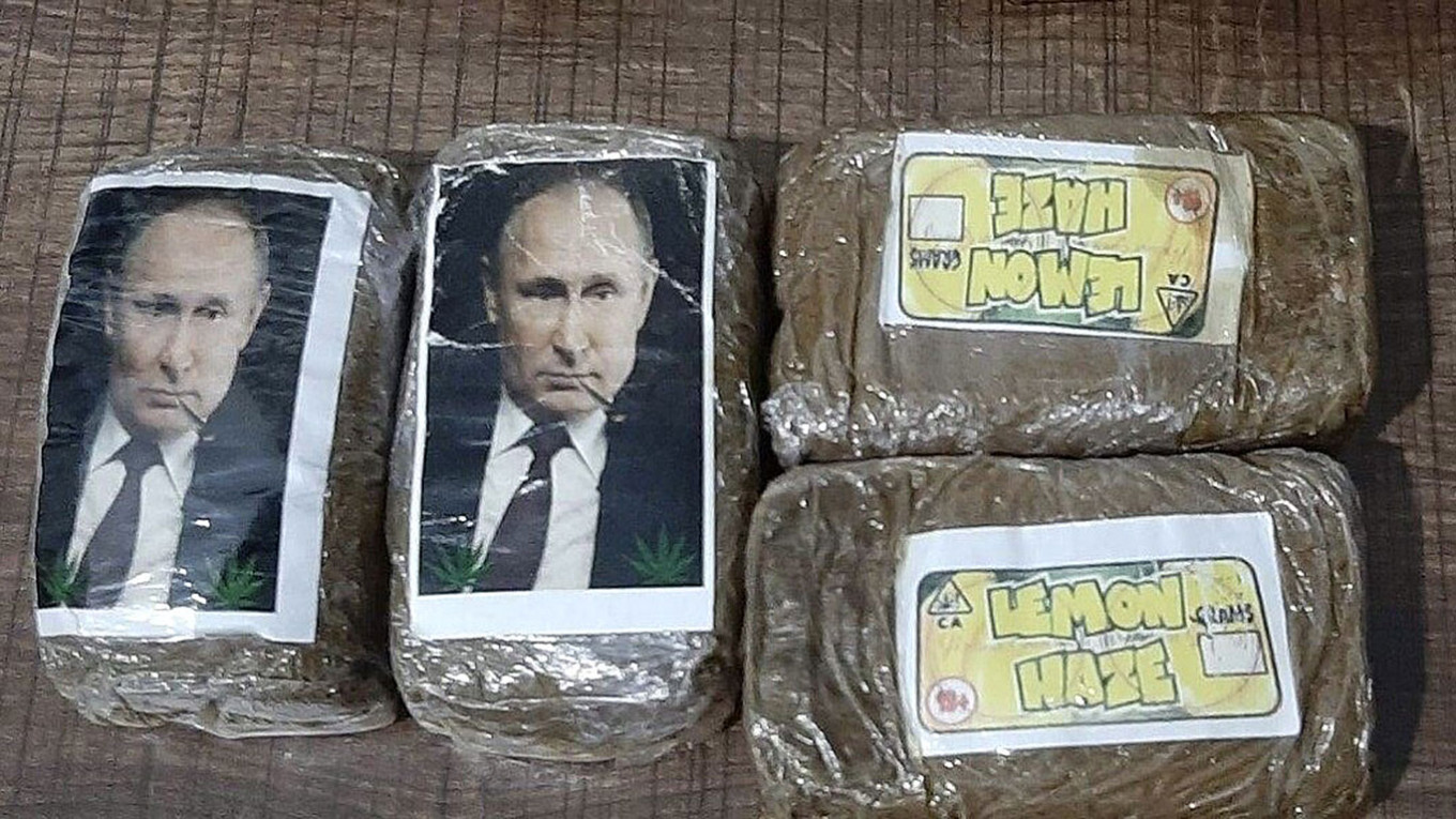Kapen mbi 300 pako drogë të paketuara me foton e Putin në Libi