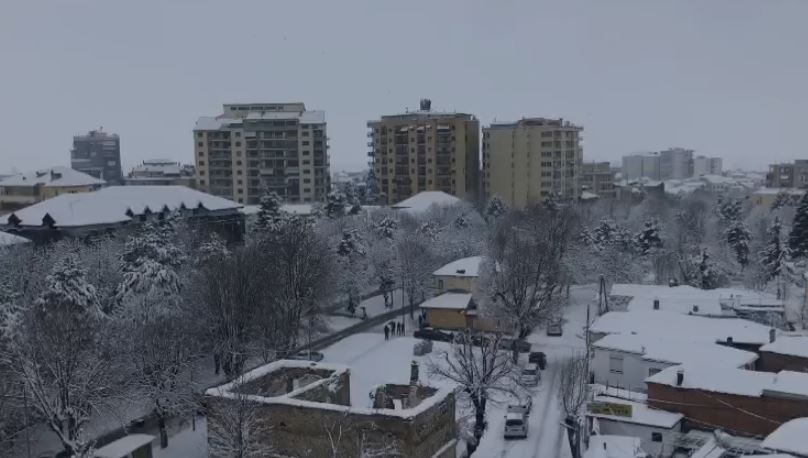 Bora mbulon qytetin, pamje piktoreske nga Korça