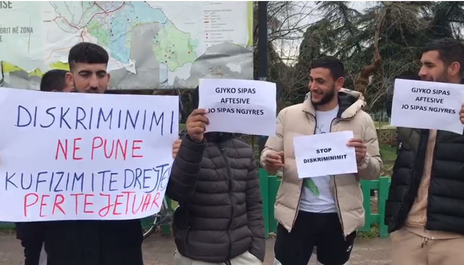 “Nuk na merr njeri në punë”, komuniteti rom në protestë ndaj gjuhës diskriminuese të bizneseve