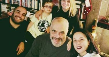 Sa qenka rritur! Si rrallëherë, Greg Rama publikon fotot e pazakonta me Zahon