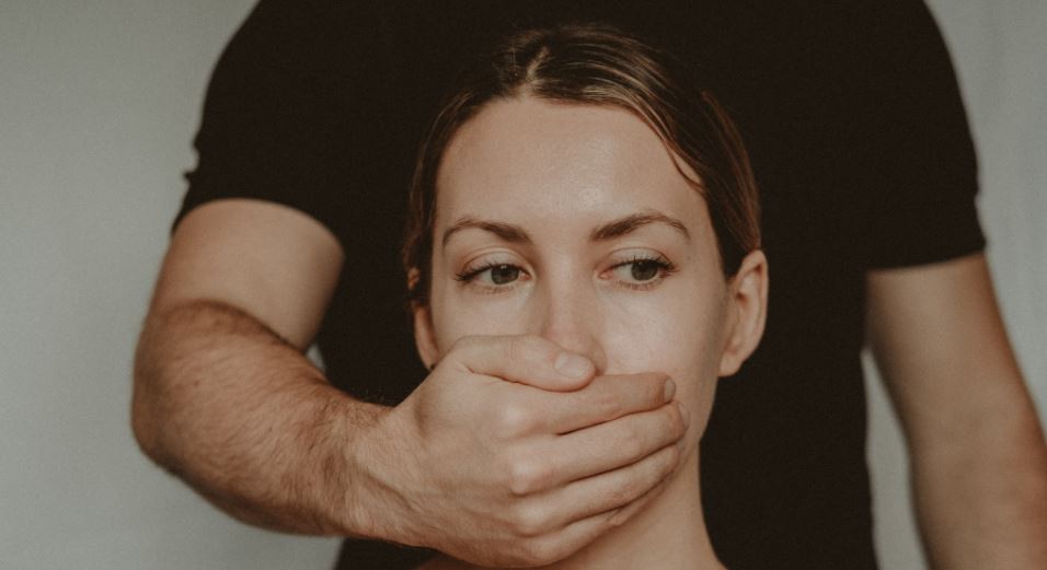 5 frazat e përdorura nga meshkujt që abuzojnë emocionalisht me partneren e tyre