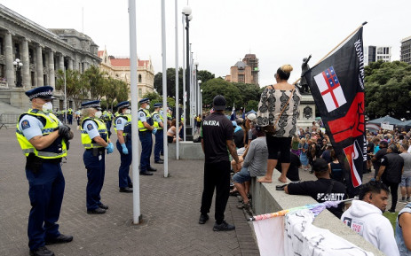 Kanadaja lehtëson kufizimet, në mes të protestave të vazhdueshme