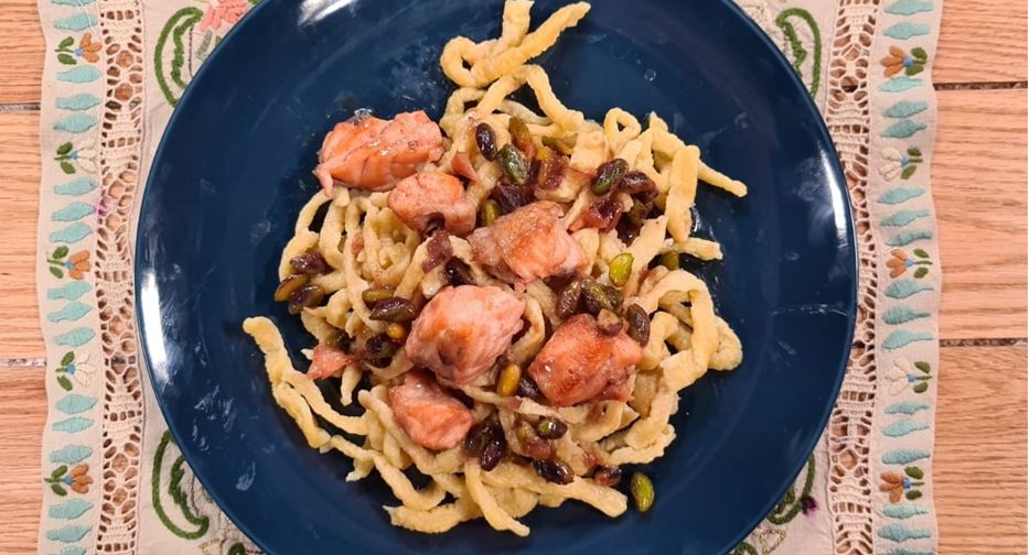 “Tagliatele të freskëta me salmon”, receta që ju duhet për drekën tuaj