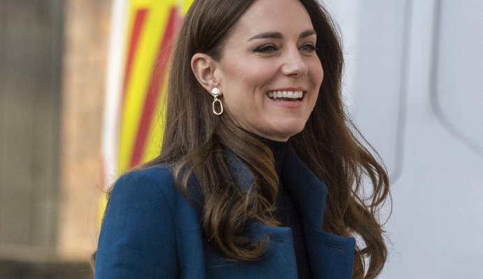 Kate Middleton shfaqet për herë të parë me një pamje sportive, shikoni si luan në fushën e gjelbërt