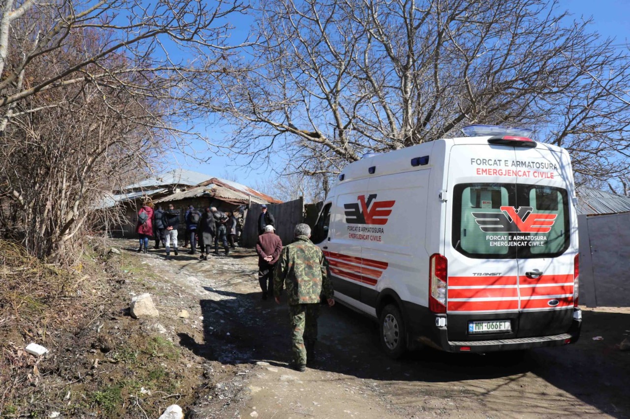 Mjekët ushtarakë vizitojnë banorët e  fshatrave të thellë të Maliqit