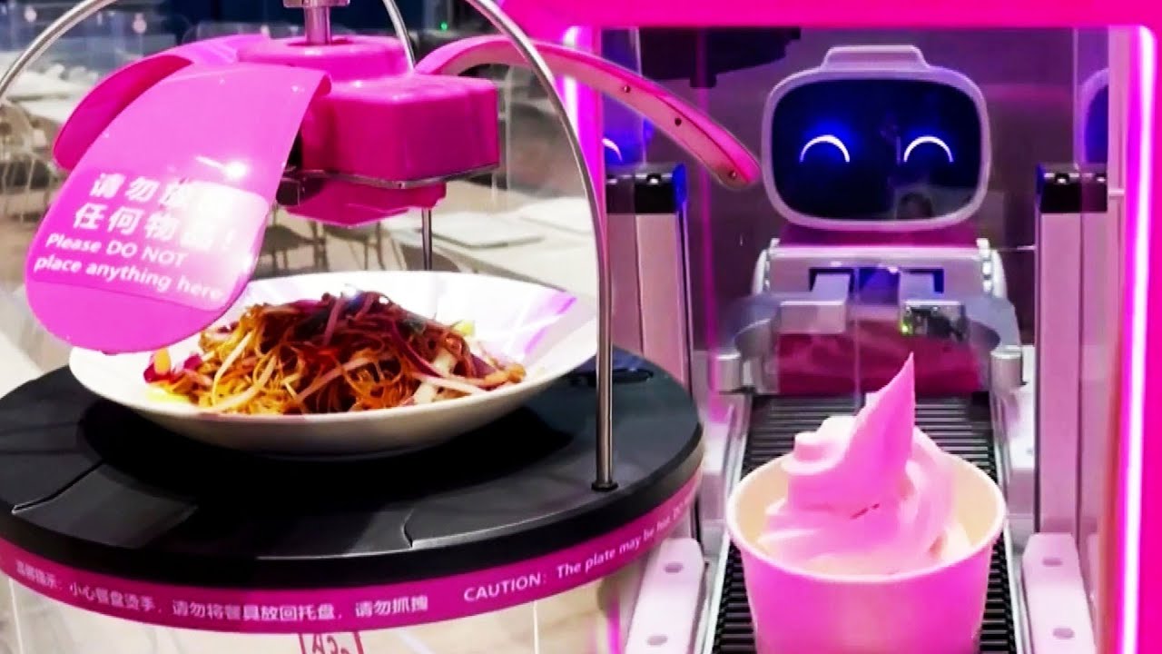 Robotët e Lojërave Olimpike Dimërore shërbejnë ushqim, kokteje dhe pastrojnë