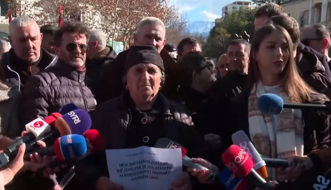 Nënë Liza në protestë: Po flemë jashtë, kjo është luftë brenda për brenda