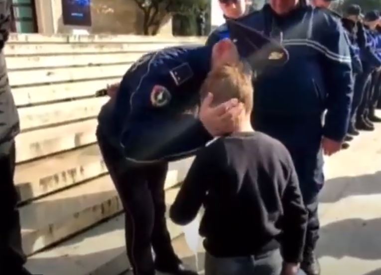 Emocionuese nga protesta! Polici puth në faqe fëmijën që do t’i shembet shtëpia