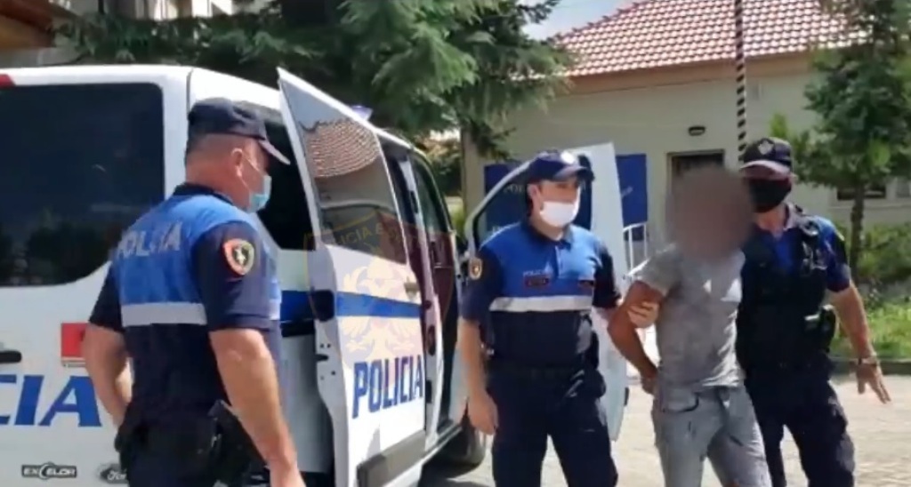 Rrahu të dashurën, arrestohet i riu në Tiranë me thikë në “brez”