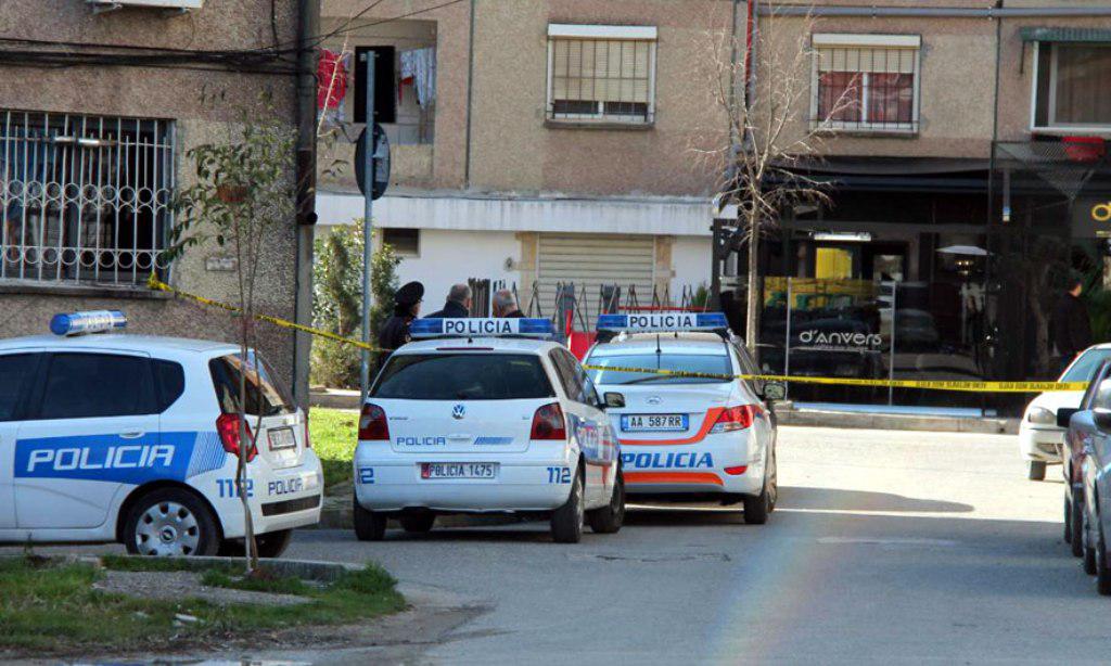 Terrorizonin banorët duke qëlluar me kallashnikov në ajër, e pësojnë tre adoleshentët në Durrës
