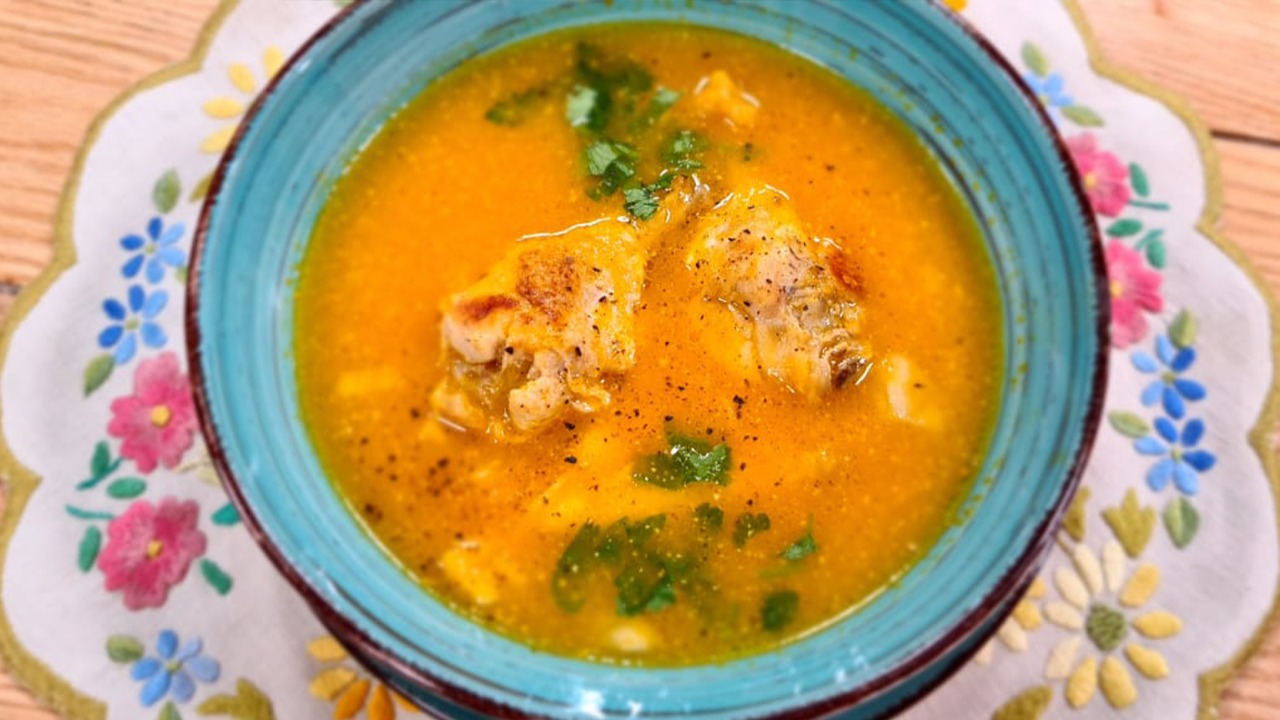“Supë karote me krahë pule”, si të gatuani recetën me shije të përsosur