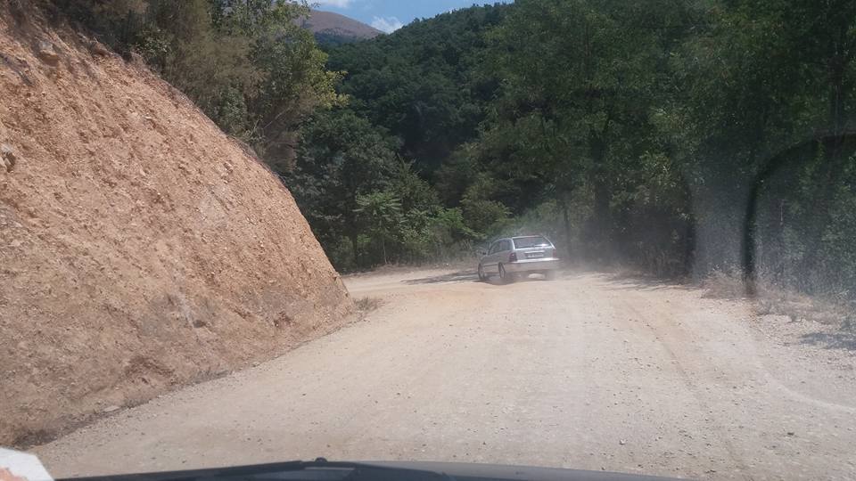 Era u hodhi materialet sipër, 2 punëtorë në Syrin e Kaltër përfundojnë në spital