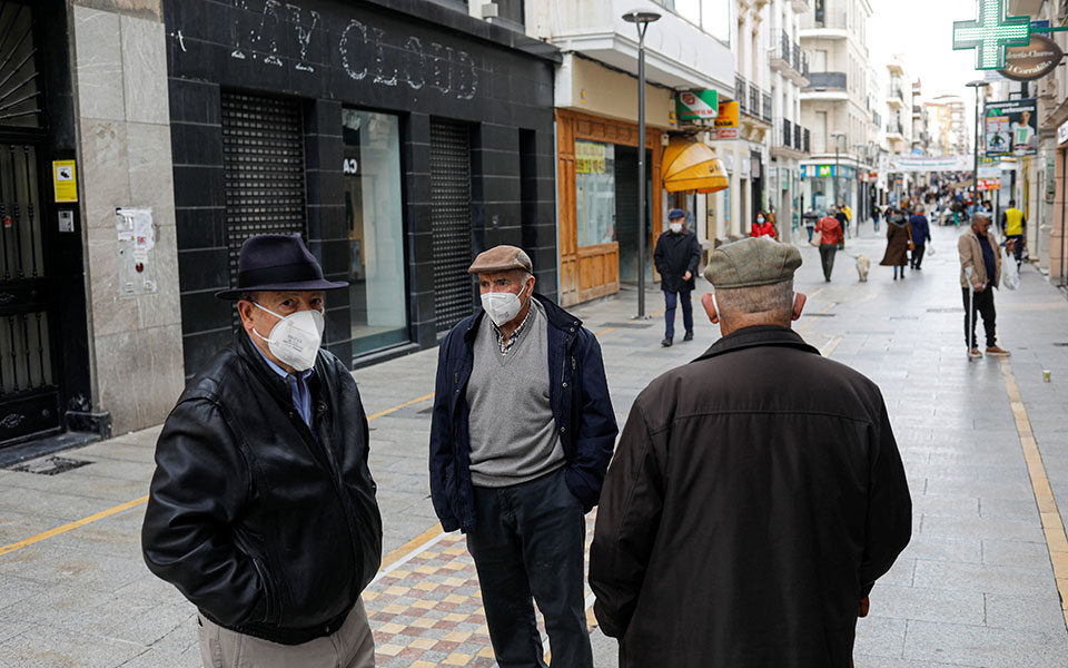 Spanja drejt lehtësimit të masave, heq përdorimin e maskës në ambientet e jashtme