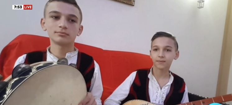 Vëllezërit nga Kosova që i bien 5 instrumenteve muzikore: Talentin e kemi trashëguar nga babai