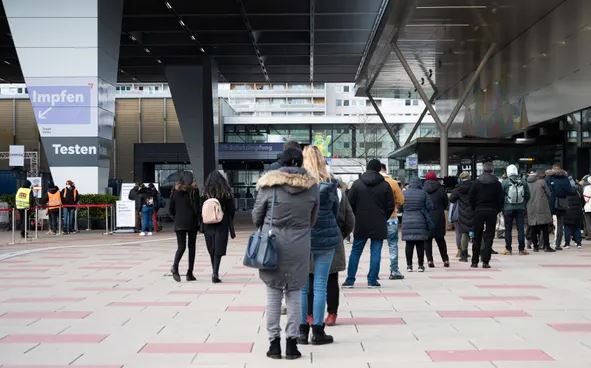 Austria zyrtarisht vendi i parë evropian që e bën vaksinimin me detyrim