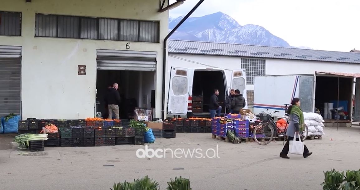 Tregtarët në Kukës: Kanë ikur të gjithë, po flakim produktet