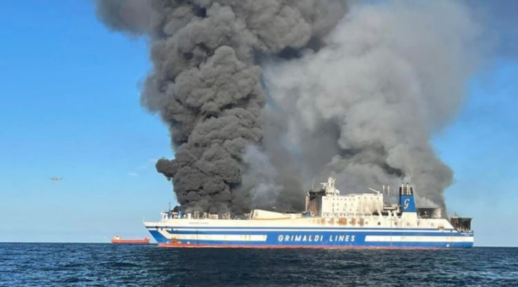 Tym i zi nga anija e djegur në Korfuz, shkon në 12 numri i të zhdukurve