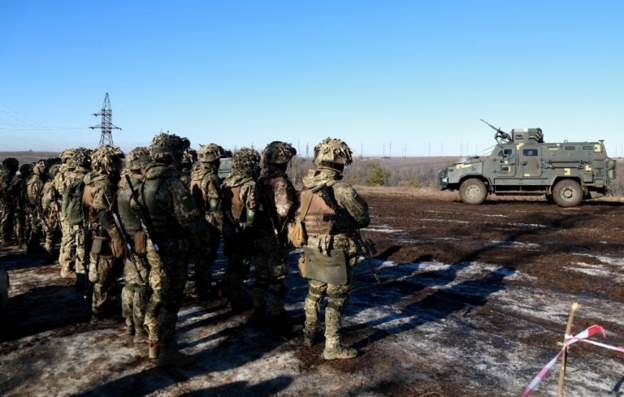 “Mbrojmë çdo metër tokë”. Ukraina rekruton rezervistët për luftë, Rusia futi tanket