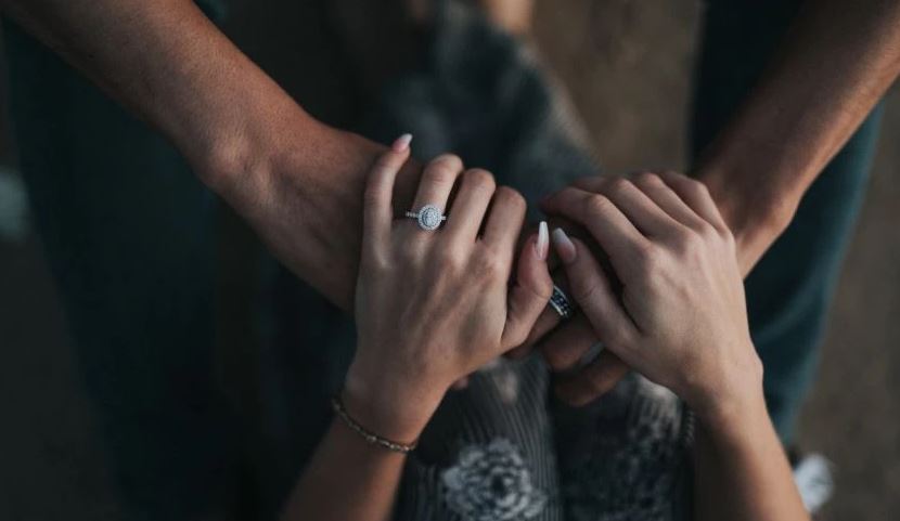 Vajza kërkon emrin e të fejuarit në Google, zbulon të vërtetën për unazën që i dha