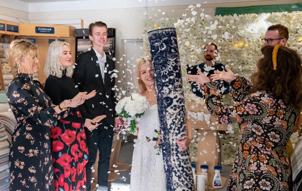 Ceremonia e pazakontë, 26-vjeçarja martohet me një tapet
