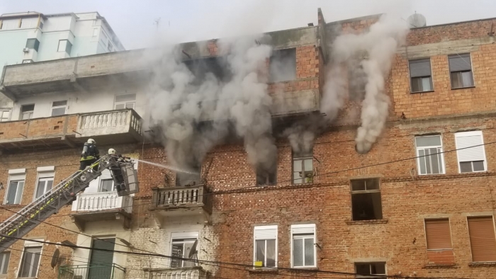 Zjarr në një banesë në Tiranë, dy persona dërgohen në spital
