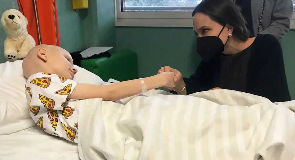 U larguan nga lufta, Angelina Jolie viziton fëmijët ukrainas në një spital në Romë