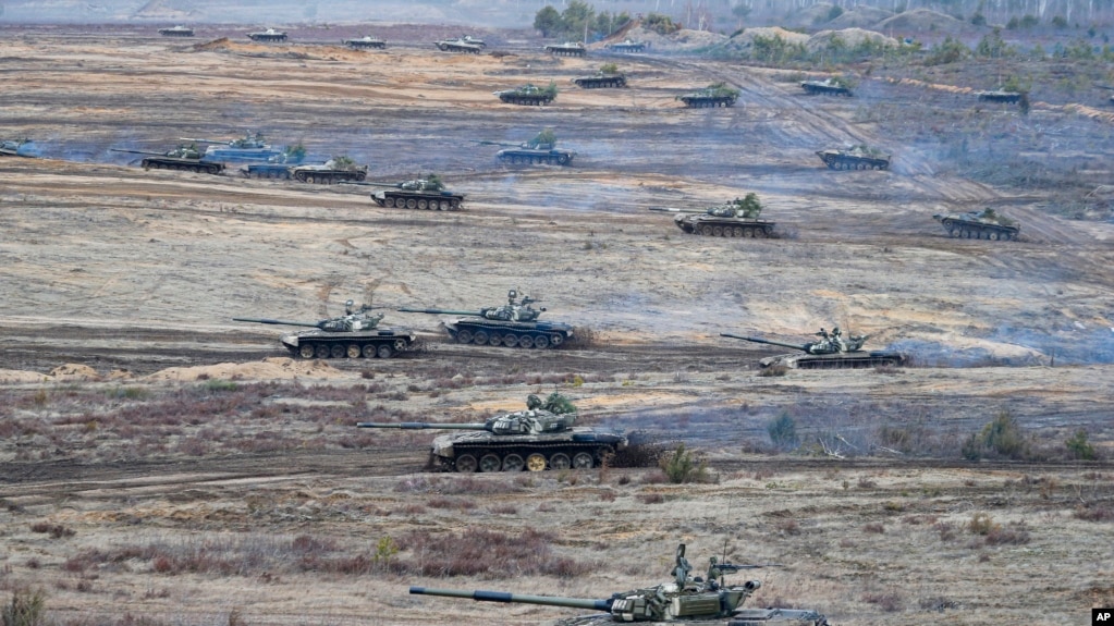 “Rusia gati provokimin”, inteligjenca ukrainase: Bjellorusia ka grumbulluar 300 tanke në kufi