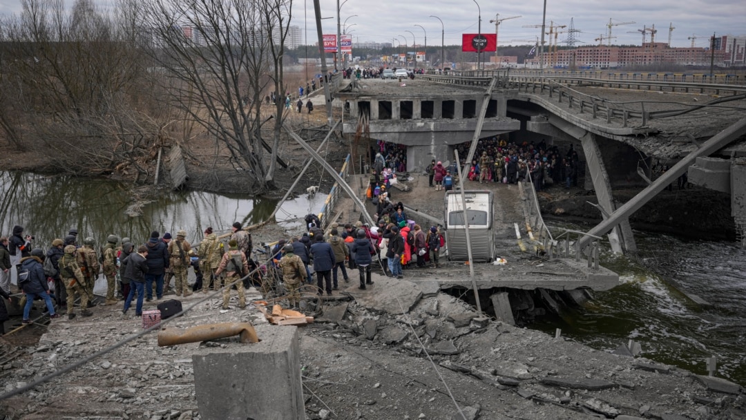 Rusët vijojnë të “godasin” civilët, shkatërrojnë urën nga vinin ndihma humanitare