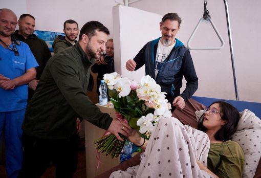 FOTOLAJM/”Sikur s’ka luftë”, me lule dhe ëmbëlsira, Zelensky viziton të plagosurit në spital