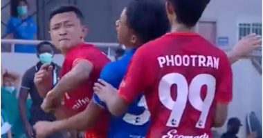 VIDEO/ Futbolli kthehet në Muay Thai, lojtari godet kundërshtarin rëndë dhe përjashtohet nga klubi