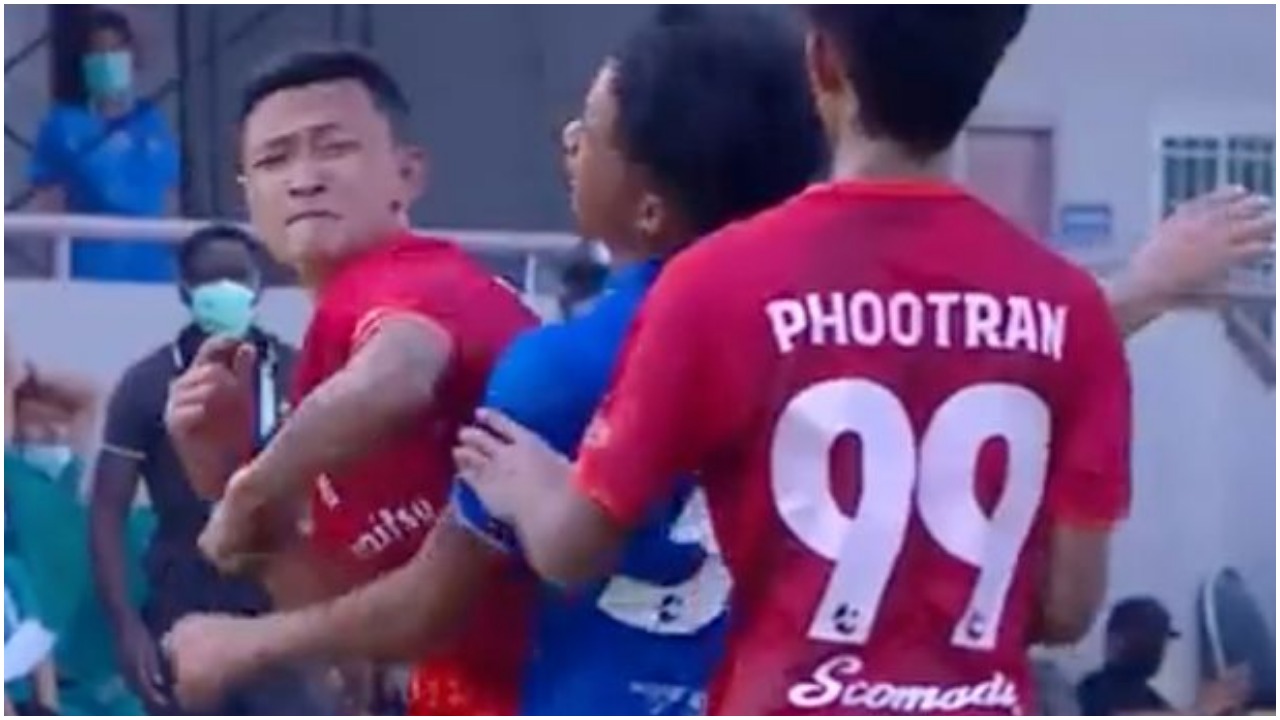 VIDEO/ Futbolli kthehet në Muay Thai, lojtari godet kundërshtarin rëndë dhe përjashtohet nga klubi