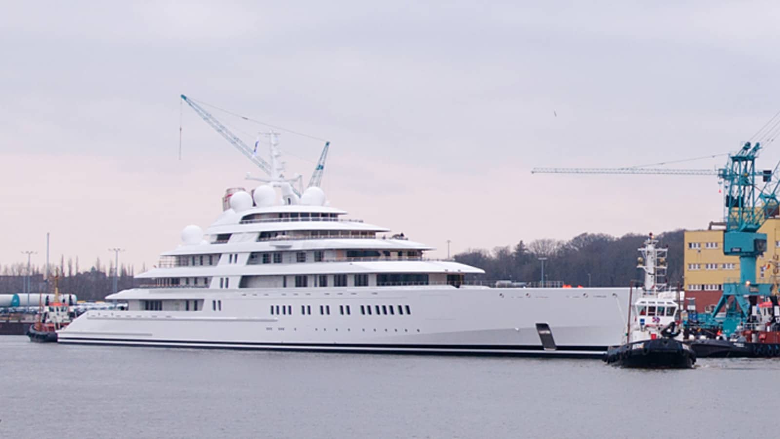 VIDEO/ Jahti i Abramovich në portin e Turqisë, një grup personash protestojnë para tij