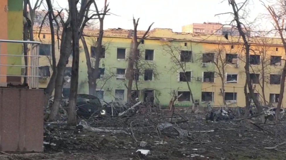 Lufta në Ukrainë, 63 spitale të dëmtuara dhe 5 mjekë të vrarë
