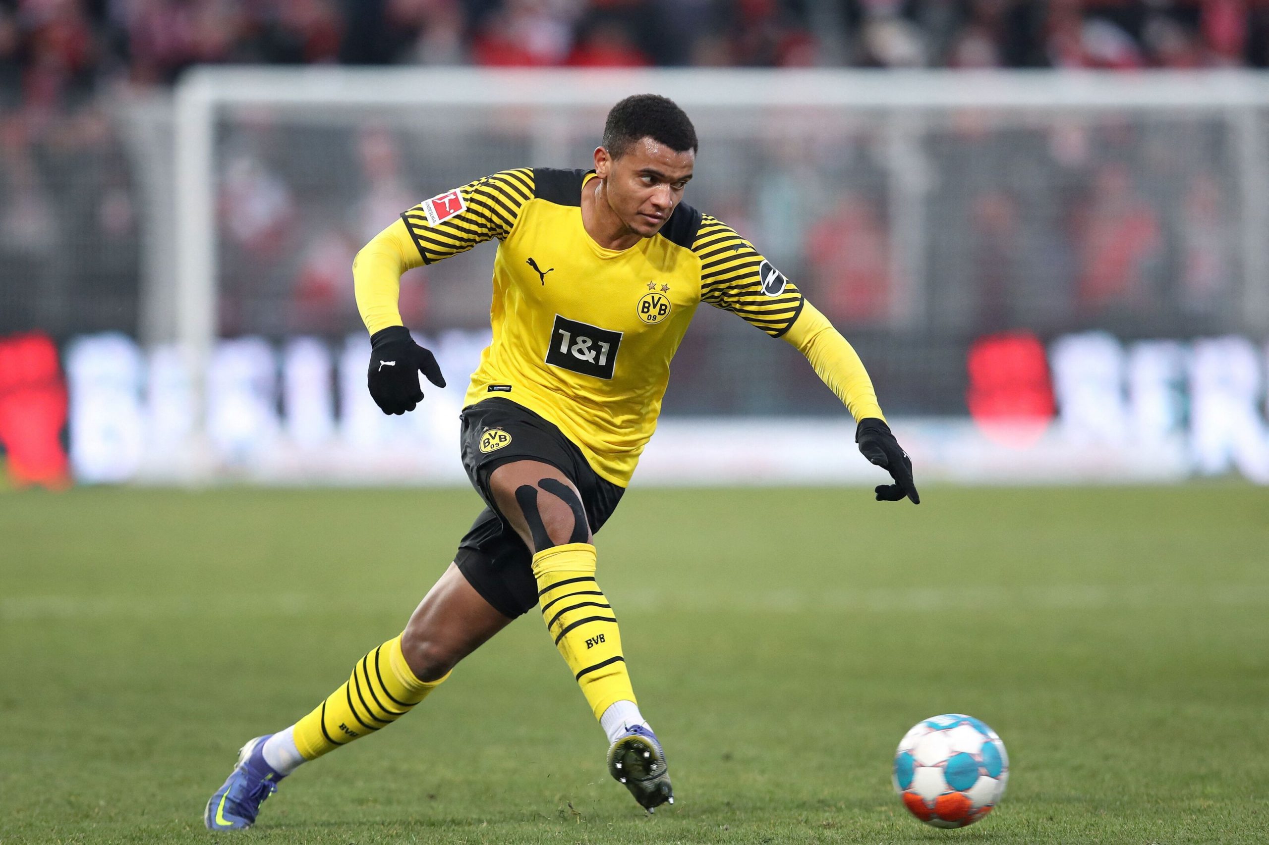 Manchester United rrit presionin për Akanji