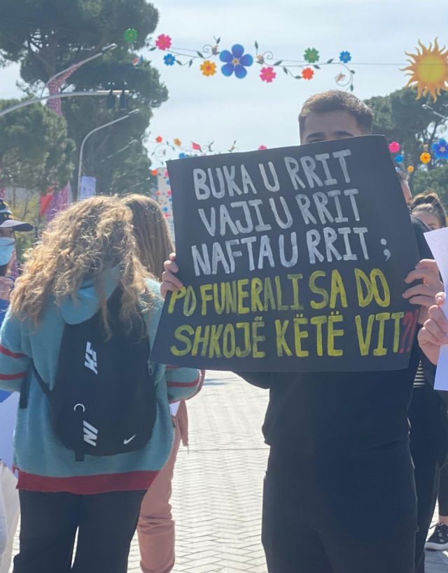 FOTO/ “Miellin e serbit hajeni vetë” - Mesazhet e protestuesve para kryeministrisë: Ta harrojë Rama se ne do largohemi sot nga sheshi