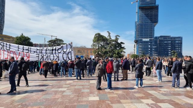 FOTO/ “Miellin e serbit hajeni vetë” - Mesazhet e protestuesve para kryeministrisë: Ta harrojë Rama se ne do largohemi sot nga sheshi