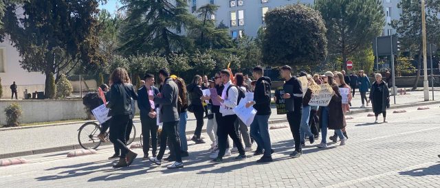 FOTO/ “Miellin e serbit hajeni vetë” - Mesazhet e protestuesve para kryeministrisë: Ta harrojë Rama se ne do largohemi sot nga sheshi