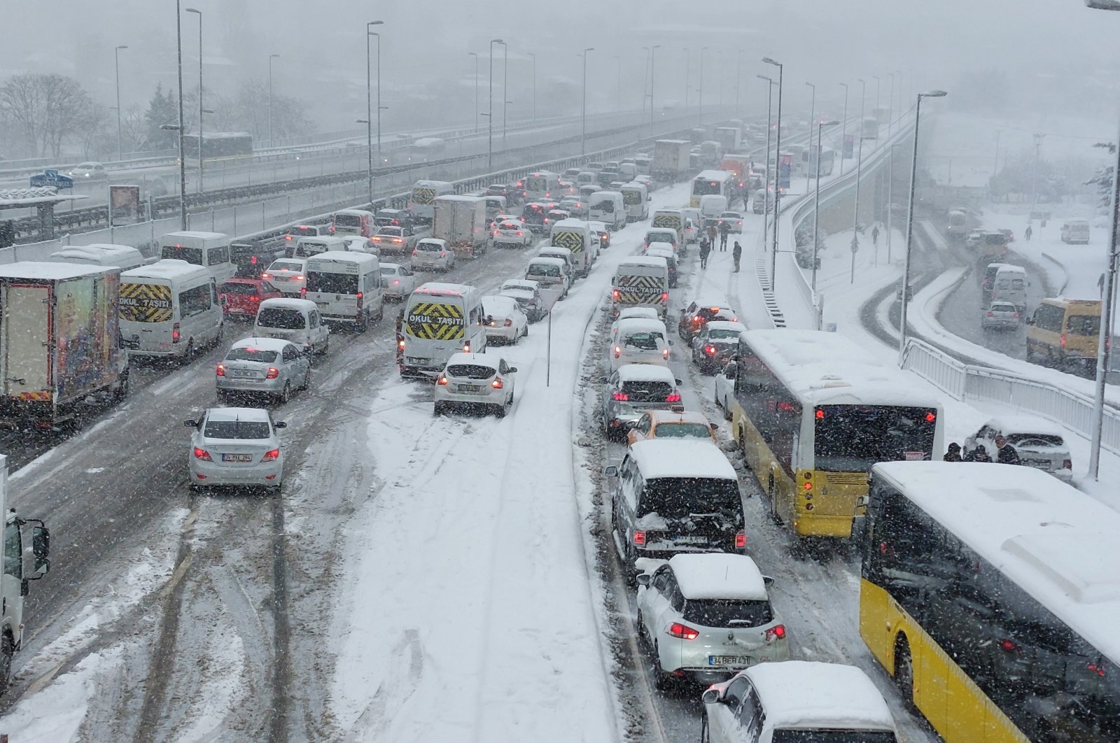 Moti i keq në Turqi, reshjet e borës paralizojnë Stambollin