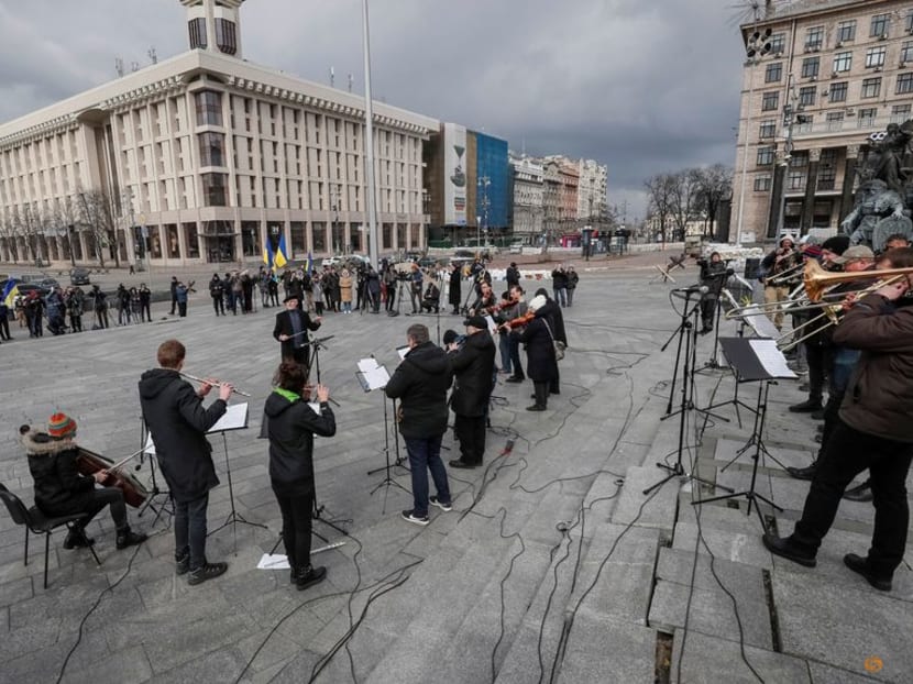 Forcat ruse shumë pranë kryeqytetit, orkestra ukrainase spektakël në Kiev