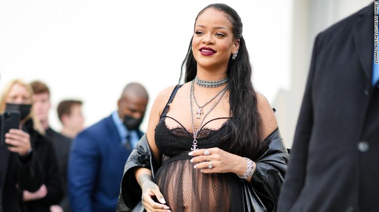 Rihanna bëhet nënë për herë të parë, zbulohet gjinia e fëmijës