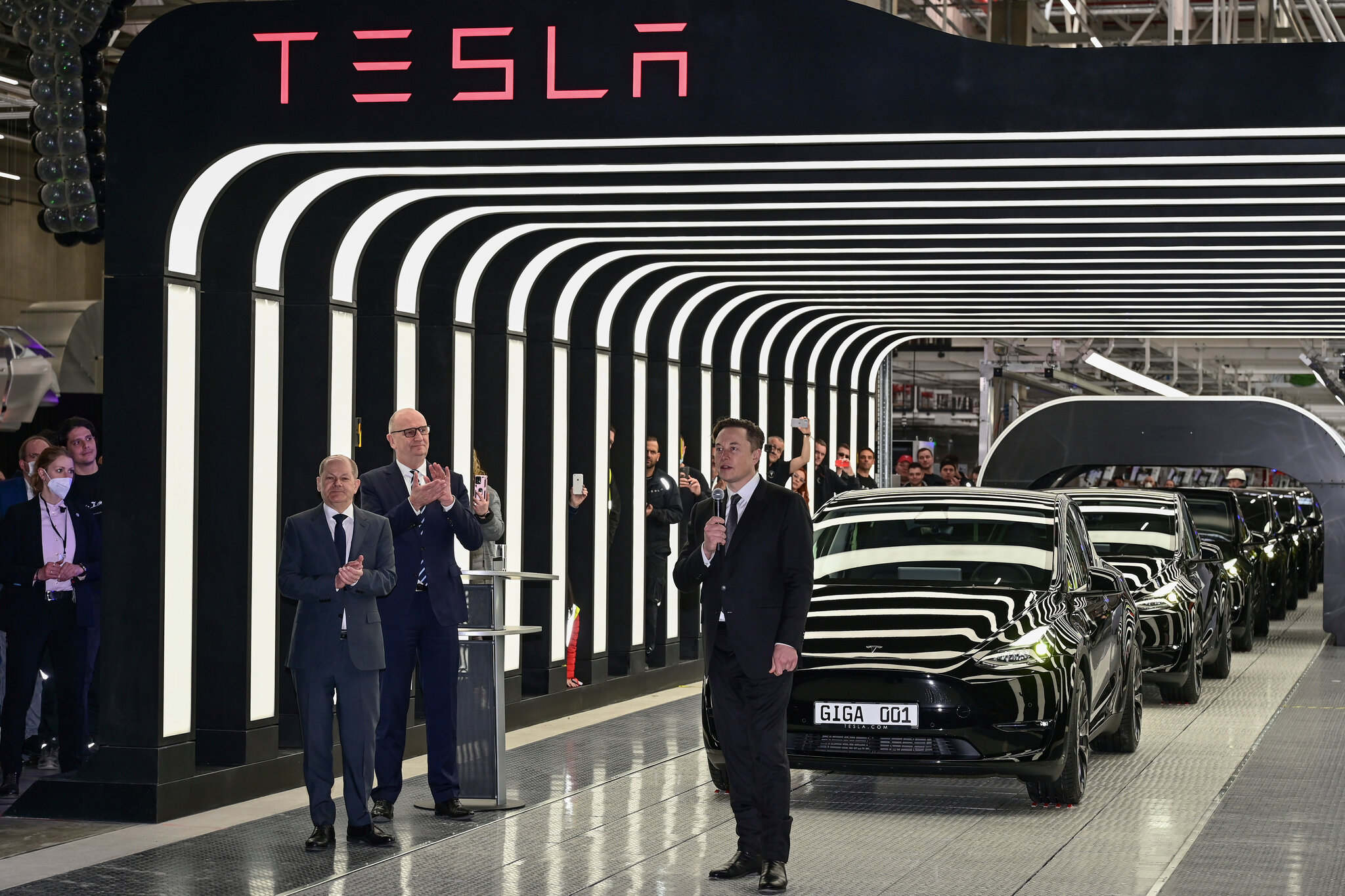 Tesla hap fabrikën e parë të prodhimit të makinave në Evropë