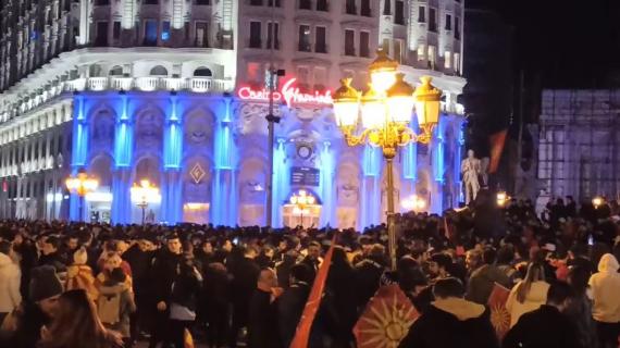 VIDEO/ Maqedonia e Veriut vazhdon ëndrrën, mijëra tifozë festojnë në rrugët e Shkupit