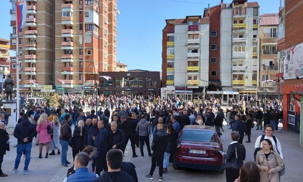 Protestat në Kosovë, të paktën 10 autobusë me protestues nga Serbia arrijnë në Mitrovicën e Veriut
