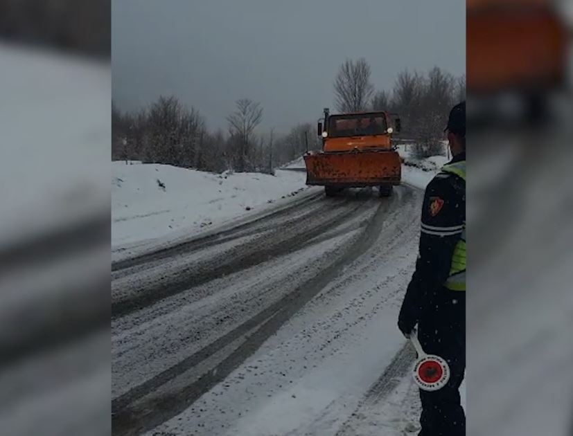 Moti i keq vështirëson qarkullimin në bypass-in e rrugës së Arbrit, policia apel: Bëni kujdes