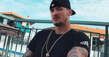 “Ton ditën rrin në kafe e ankohen për naftë”, Getinjo ironizon ngritjen e çmimit të karburanteve