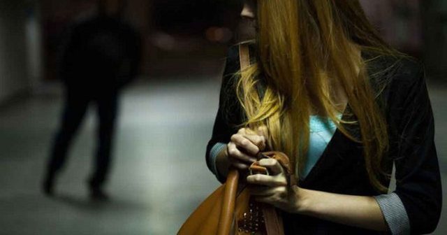 Përndiqte 18 vjeçaren, kapet i riu në Tiranë