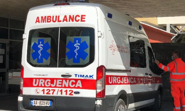 Bie nga lartësia gjatë punës, përfundon në spital 50 vjeçari në Tiranë